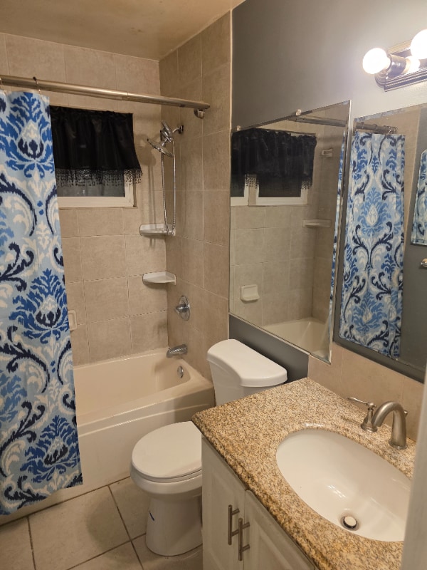 Building Photo - 528 Camrose Dr