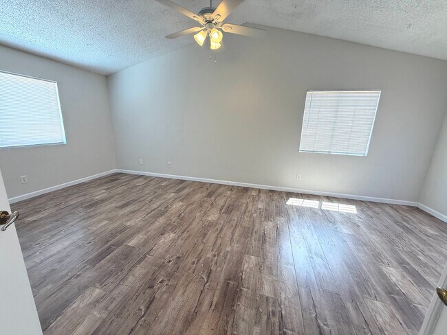 Building Photo - GORGEOUS 3BED/2.5BATH SINGLE FAMILY HOME