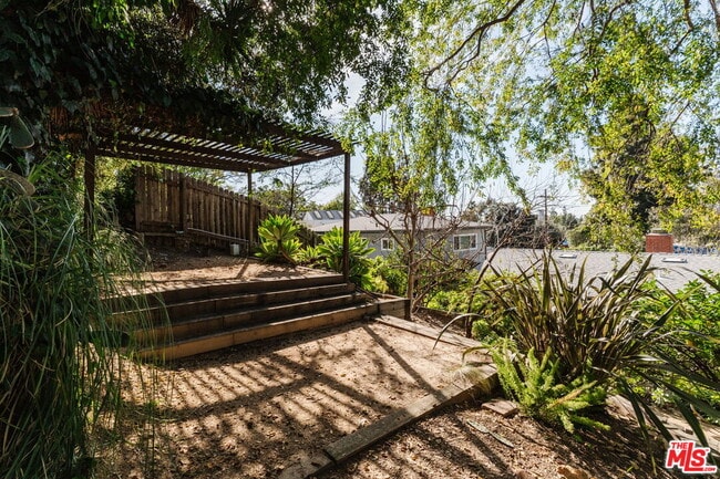 Building Photo - 2042 Sanborn Ave