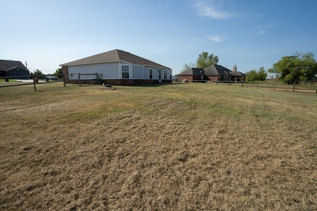 Building Photo - 3 Bed / 2 Bath in Collinsville!