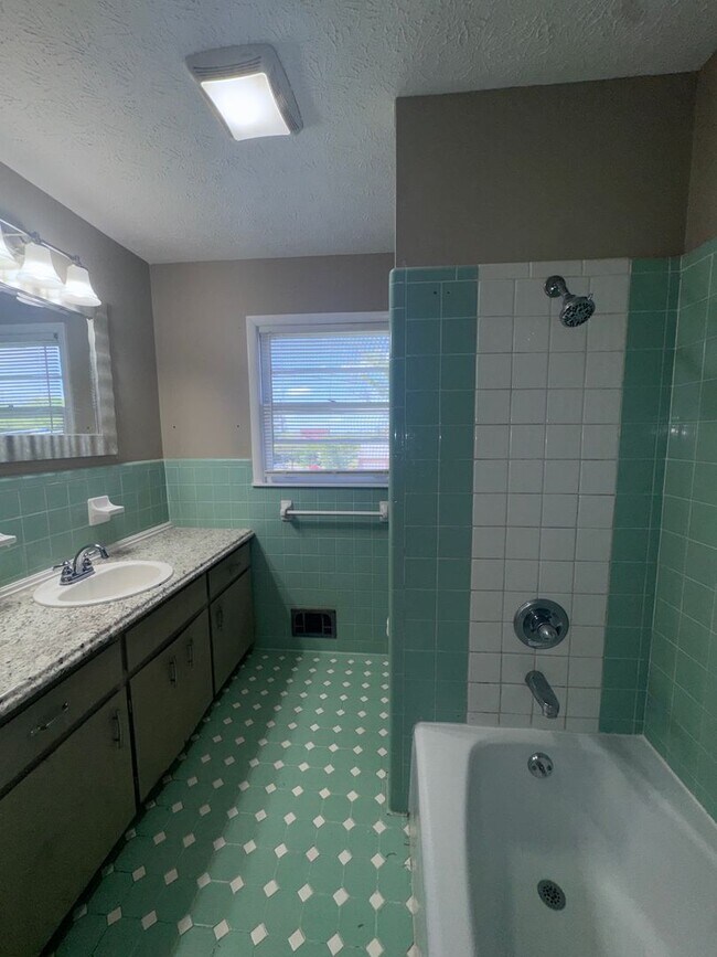 Building Photo - 302 11th St NE