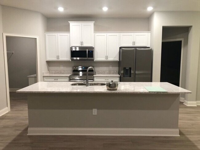 Building Photo - Like new, 2023 construction, four bedroom,...