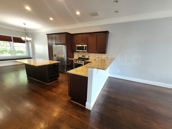 Building Photo - 200 Marion Pl NE