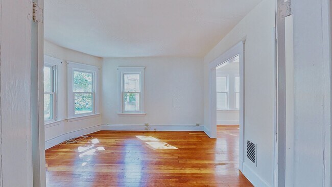 Building Photo - [In-Unit Laundry; Garden] Townhouse-Style Living, with Historical Details & Parking!