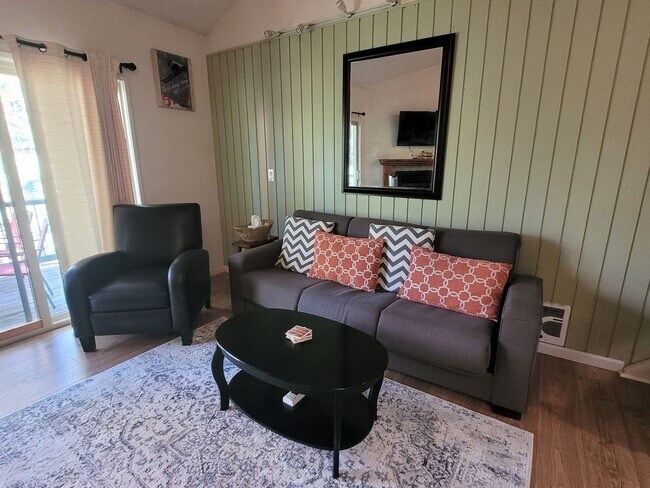 Building Photo - Mt. Bachelor Village Condo #207