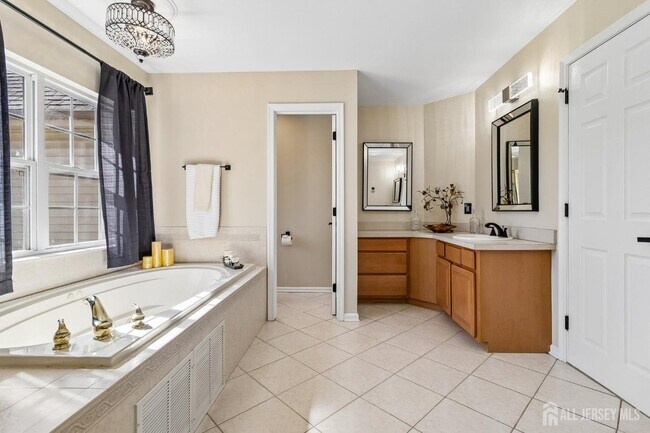 Building Photo - 16 Valley Wood Dr