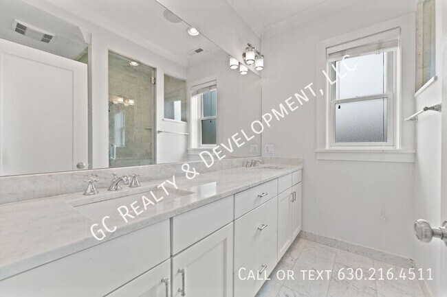 Building Photo - 2326 N Greenview Ave