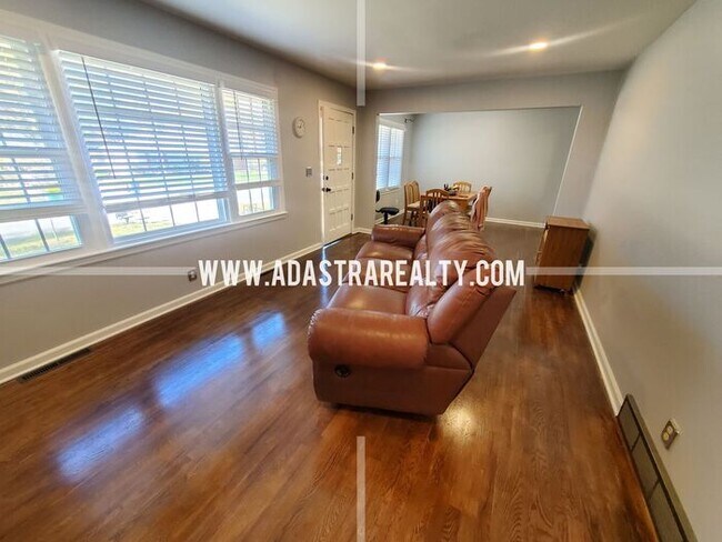Building Photo - Spacious Overland Park Ranch Home w/Finish...