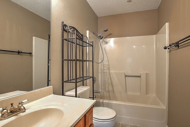 Building Photo - 206 Windridge Colony