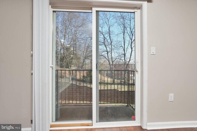 Building Photo - 412 Woodcrest Dr SE