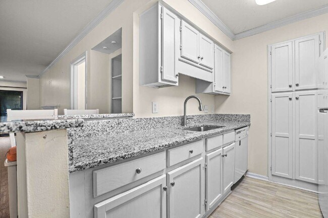 Building Photo - 3115 Pine Heights Dr NE