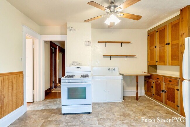 Building Photo - Spacious 3-Bedroom Haven with Sunroom & Wa...
