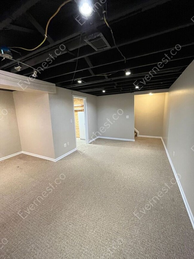 Building Photo - Charming 3 bedroom in Madison Heights / Pe...