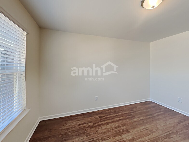 Building Photo - 20 Valley Brook Ct