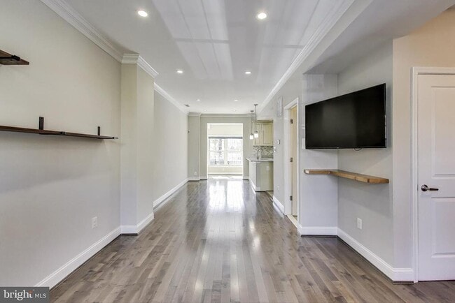 Building Photo - 317 Todd Pl NE