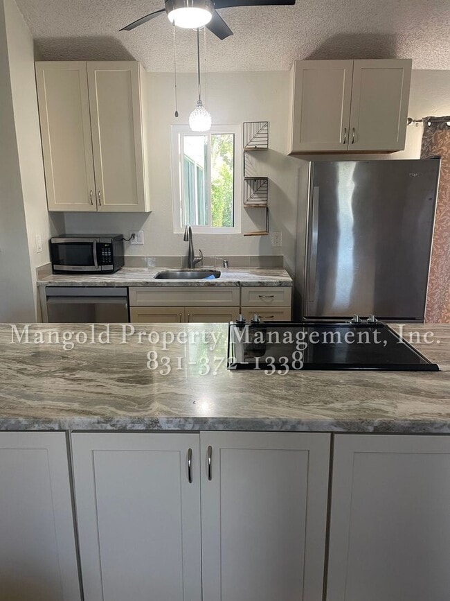Building Photo - Updated 2-Bed, 2-Bath Condo in HOA Communi...