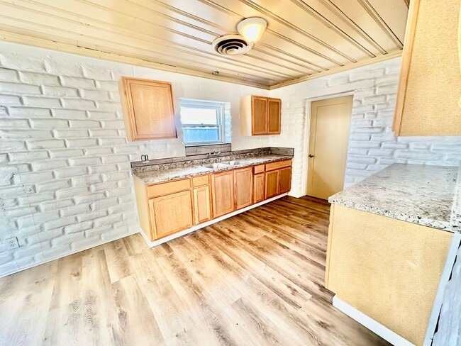 Building Photo - Fully Renovated West Fresno 4/2