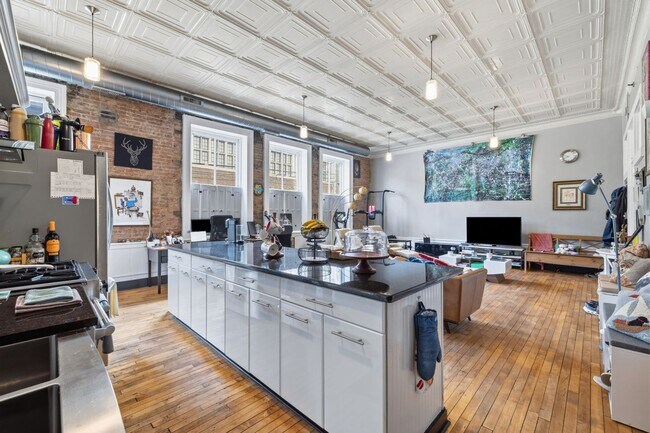 Building Photo - 910 Bingham St