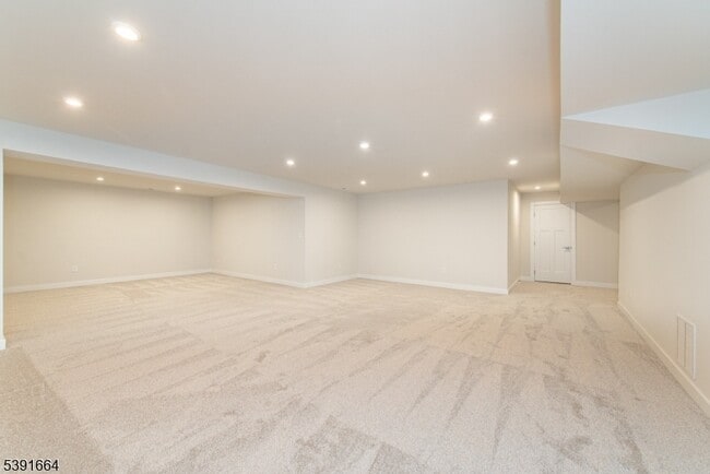 Building Photo - 14 Willow Ln