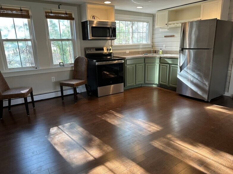 Kitchen with Dining Area - 328 Great Rd