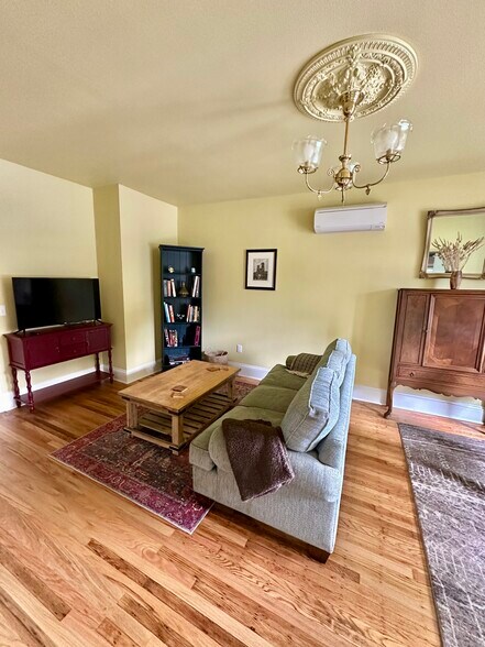 Building Photo - 729 NE Shaver St