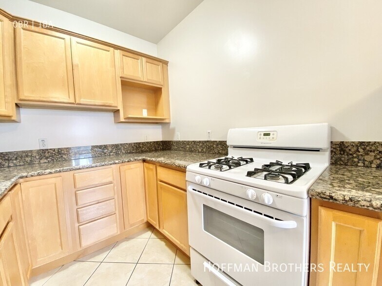 Building Photo - 800 N Las Palmas Ave