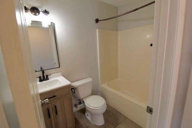 Building Photo - 1420 Bradley Dr