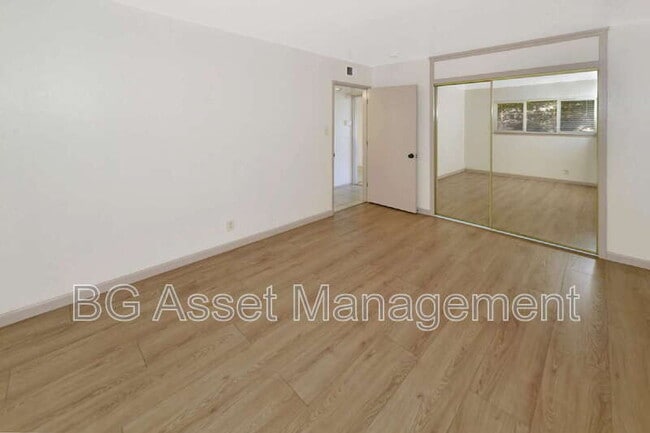 Building Photo - 8049 Greenridge Dr