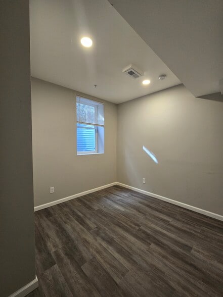 Building Photo - 328 Thompson St