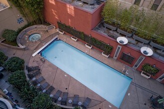 Building Photo - 680