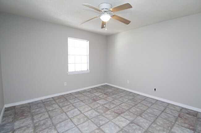 Building Photo - Spacious Tierra Villas Home with Vaulted Ceilings, Fireplace & Covered Patio