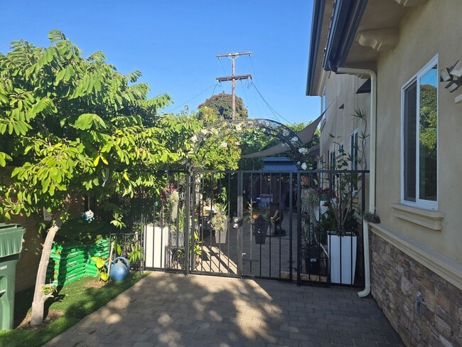 Building Photo - Fully Furnished 2 Bed, 2 Bath Townhome – 5...