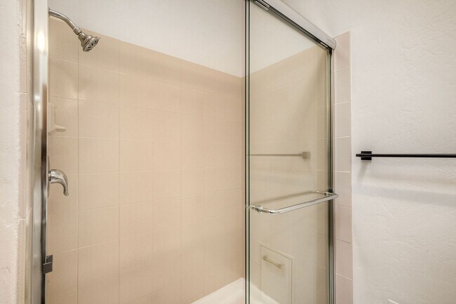 Building Photo - La Jolla Pines- Top Level 2 Bed/2 Ba Available Now!!