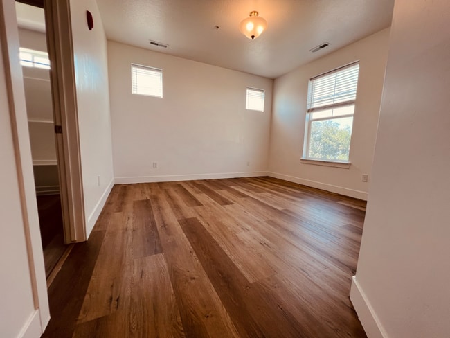 Building Photo - Your Vineyard Home – 3?Bed, 2?Bath Condo