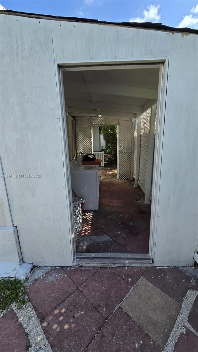 Building Photo - 1901 SW 2nd Ave