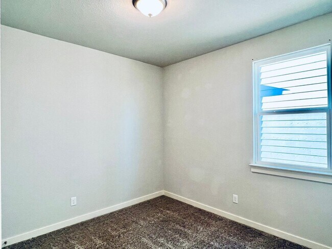 Building Photo - $500 OFF ON FIRST MONTH'S RENT! APPLICATION FEE WAIVED!  Modern 3BD/2BA Home in Blue Ridge Ranch ...