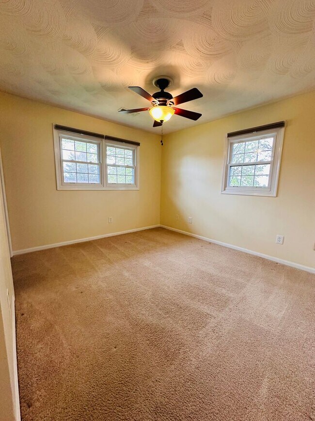 Building Photo - *Available Now* Christiansburg Convenientl...