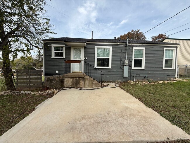 Building Photo - MOVE IN SPECIAL!! $800.00 off 1st FULL RENT!! Discover this beautifully updated 2 bed 1 bath 1 ca...