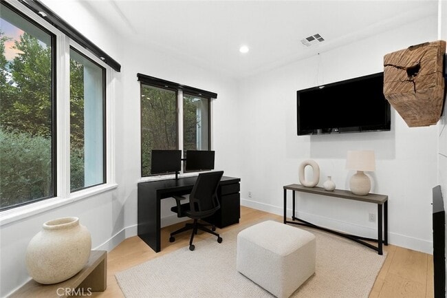 Building Photo - 5946 Woodlake Ave