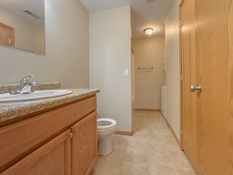 Building Photo - 101 E Rose St