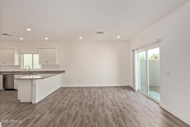 Building Photo - 1564 N Pueblo Dr