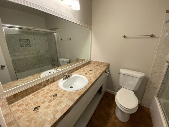 Building Photo - 2 Bed 1.5 Bath in Concord (Northwood)
