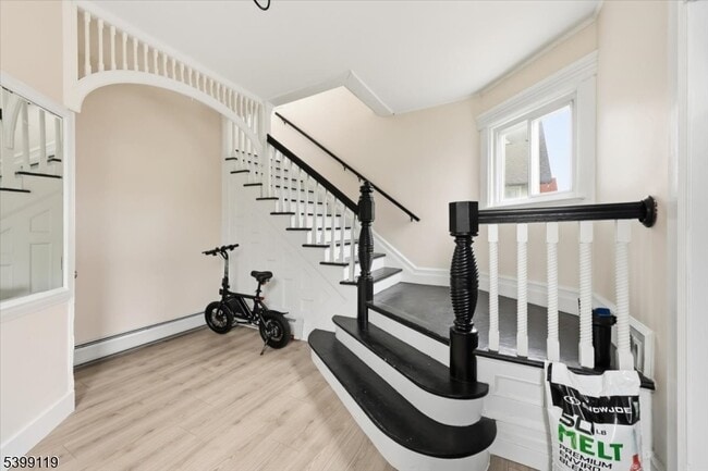 Building Photo - 162 Walnut St