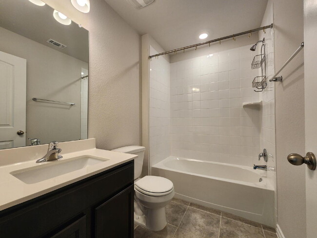Building Photo - "Bright and Beautiful 3-Bedroom 2-Bath Hom...