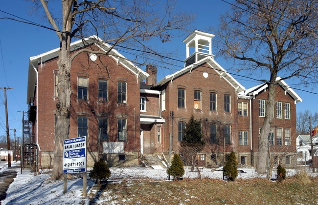Main Building View - Walnut Ridge Condominiums