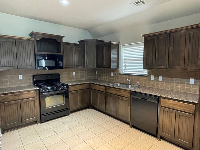 Building Photo - JENKS SCHOOLS - 3 bed with study and formal dining!!