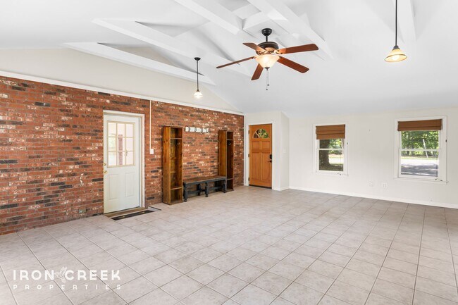 Building Photo - Spacious West Asheville Home with Dual Kit...