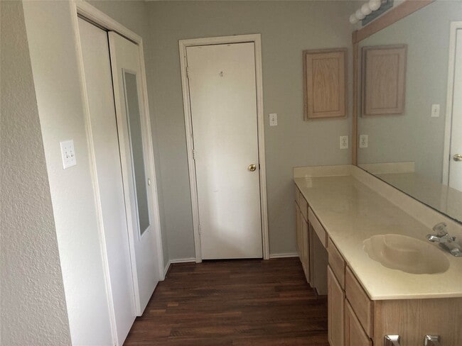 Building Photo - 10914 Spruce Dr N