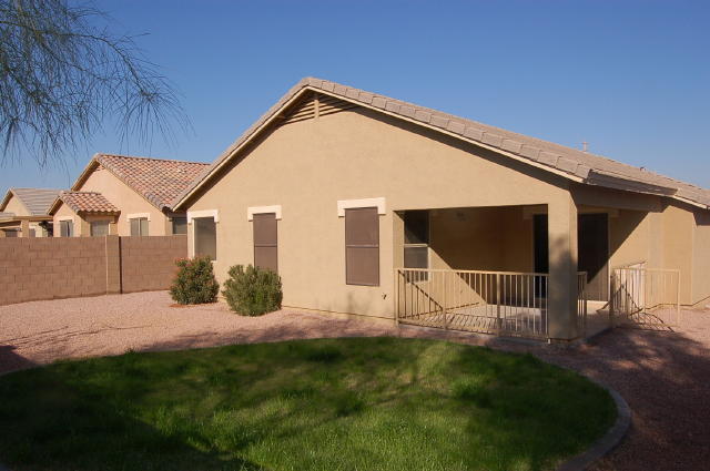 Building Photo - Near Basha High, 3 car tandem garage!