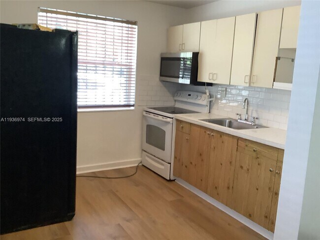 Building Photo - 420 NW 11th Ave